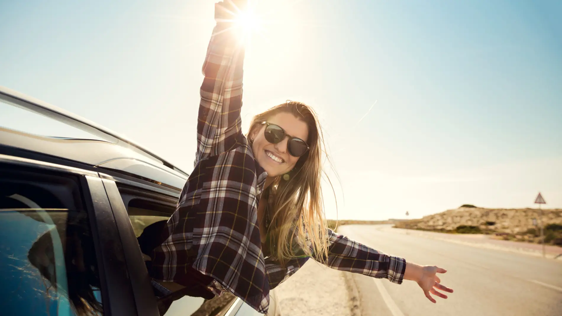 chica-viajando-coche-feliz_98